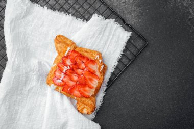 Lezzetli çilekli pasta pişirme işleminden sonra soğutma rafında duruyor..