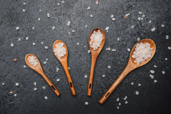 Kaba pembe himalaya tuzlu tahta kaşıklar siyah taş yüzeyde
