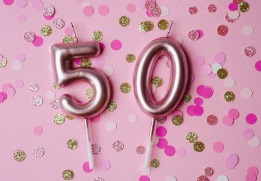 Canlı bir dekorasyonda renkli mumlar. Özel bir doğum günü kutlaması..