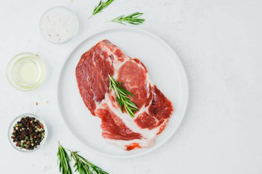 Biberiye ve biberli pişmemiş domuz bifteği.