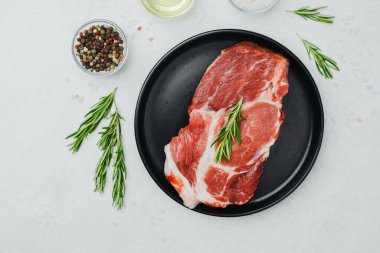 Biberiyeli domuz bifteği, siyah tabakta baharatlı.