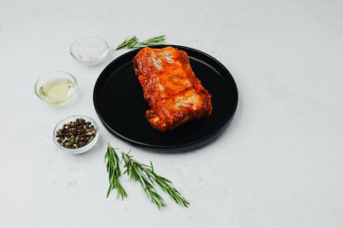 Baharatlı domuz pirzolası ve baharatlı ve otlu.