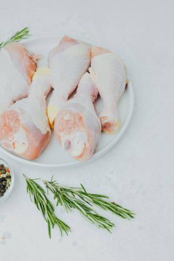 Tavuk budu ve biberli beyaz tabak.