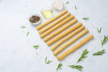 Beyaz arka planda bitki ve baharatlı ekmek çubukları