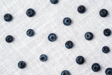 Yaban mersini desenli beyaz kumaş üzerine dizilmiş taze ve çekici bir görünüm yaratır..