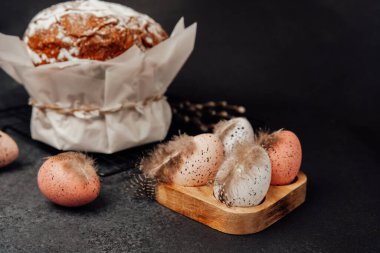 Paskalya pastası ve yumuşak tüylü pastel yumurtalar. Karanlık arka plan tatil kavramı.