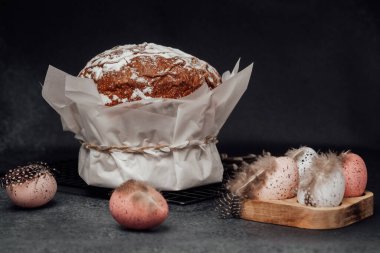 Geleneksel Paskalya pastası kağıttan yapılmış ve yumurtalı. Koyu arkaplanı olan kırsal tatil ayarları.
