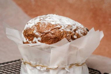 Geleneksel paskalya pastası, pudra şekeri ve parşömen kağıdında benekli yumurta. Bahar tatili için şenlikli gıda konsepti.