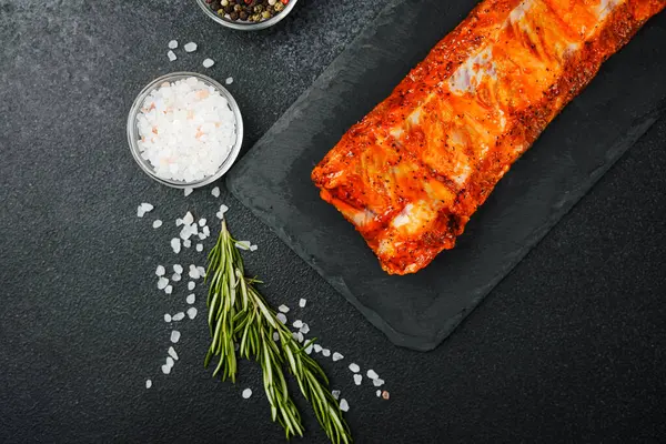 Biberiye ve baharatla marine edilmiş domuz pirzolası.