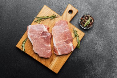Domuz eti dilimleri ahşap bir kesme tahtasına konur..