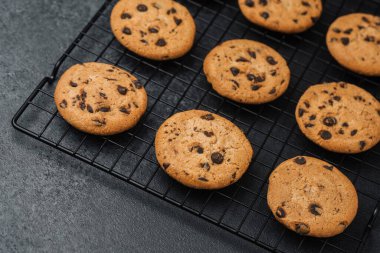 Lezzetli çikolatalı kurabiyeler mükemmel pişirildikten sonra rafta soğuyor..