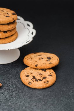 Taze pişmiş çikolatalı kurabiyeler şık bir büfede servis ediliyor..