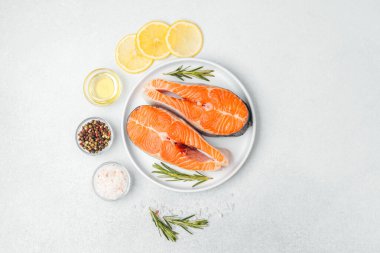 Canlı bir yemek için limonlu, otlu ve baharatlı taze somon dilimleri..