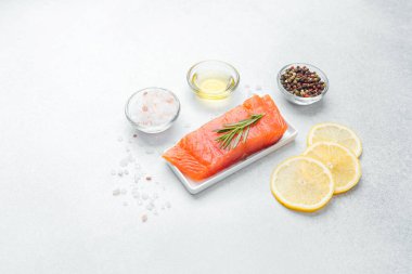 Canlı bir somon filetosu otlar, limon ve baharatlarla pişirilir..