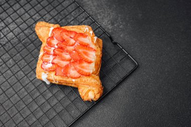 Kremalı ve olgun çilek dilimli sıcak hamur işi..