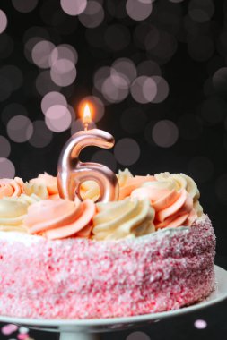 '6' mumlu pembe pasta bir doğum günü kutlaması bekliyor..