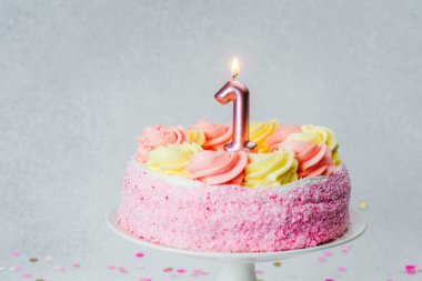 Güzel bir pembe ve sarı birinci yaş günü pastası özel bir dönüm noktasını kutluyor..