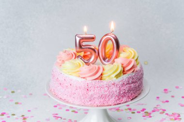 50 'nci yaş günü için pembe şekerli ve mumlu çok güzel dekore edilmiş bir pasta..