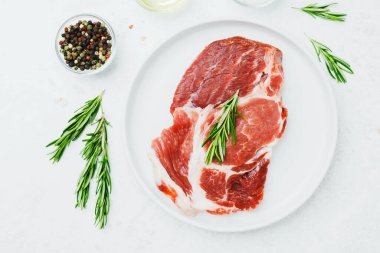 Biberiye ve biberli pişmemiş domuz bifteği.