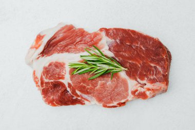 Beyaz arka planda biberiyeli çiğ domuz boyunlu biftek.