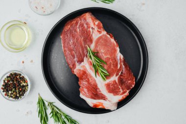 Biberiyeli domuz bifteği, siyah tabakta baharatlı.