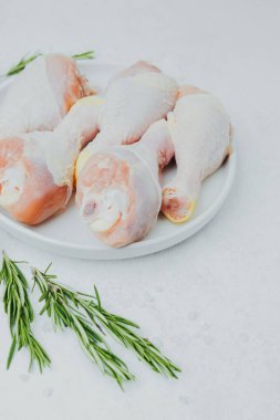 Tavuk budu ve biberli beyaz tabak.