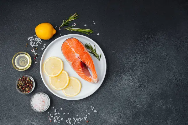 Limon dilimleri ve otlarla süslenmiş somon bifteği..