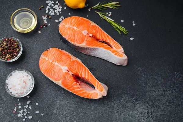 Baharatlı taze somon filetosu ve pişirmek için limon dilimleri..