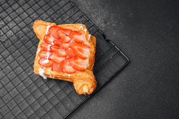 Kremalı ve olgun çilek dilimli sıcak hamur işi..