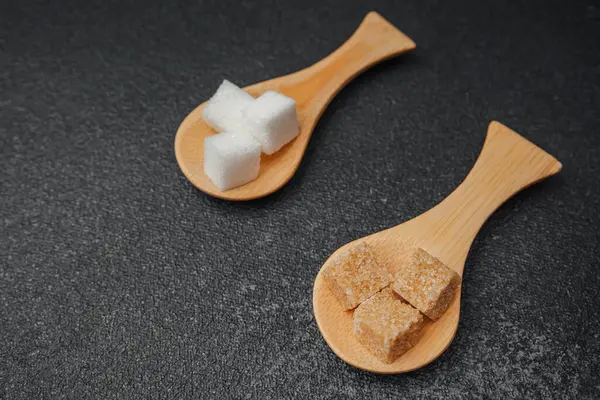 Tatlandırıcılar ahşap kaşıklarda sıralanır. Renkleri ve şekilleri birbirine zıt olur..