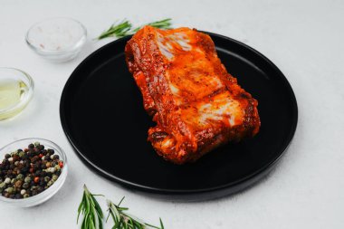 Baharatlı domuz pirzolası ve baharatlı ve otlu.