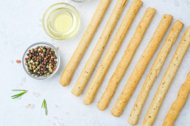 Beyaz arka planda bitki ve baharatlı ekmek çubukları