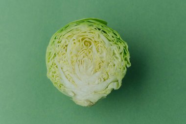 Ayrıntılı yaprak yapısını gösteren yarım yamalak lahana.