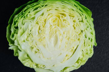 Siyah yüzeyde yarım lahana deseni var.