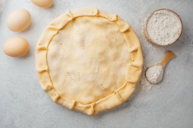 Pasta hamuru hazırlama unlu ve yumurtalı minimum pişirme ayarlı.