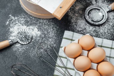 Yumurta, çırpı ve un mutfak tezgahında hazırlandı..