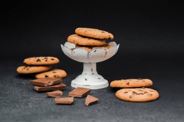 Çikolata parçalı kurabiyeler ve dağınık çikolata parçaları..