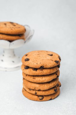 Taze pişmiş çikolatalı kurabiyeler düzgünce istiflenmiş, tatlı arzuları tatmin etmeye hazır..