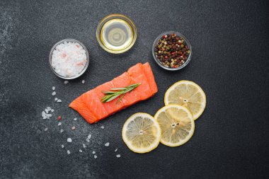 Taze somon filetosu. Tuz, limon dilimleri, yağ ve karışık biberlerle süslenmiş..