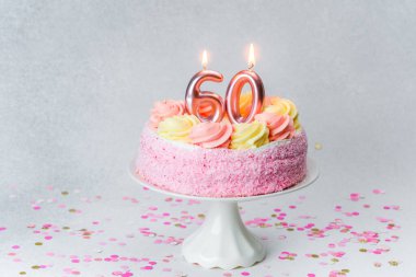 60 mumla süslenmiş, doğum günü kutlaması için hazır..