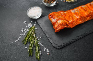 Biberiye ve baharatla marine edilmiş domuz pirzolası.