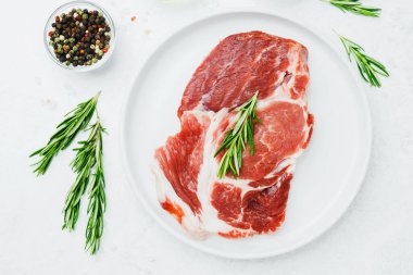 Biberiye ve biberli pişmemiş domuz bifteği.