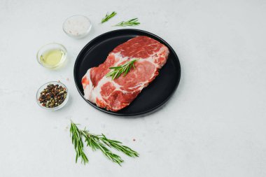 Biberiyeli domuz bifteği, siyah tabakta baharatlı.