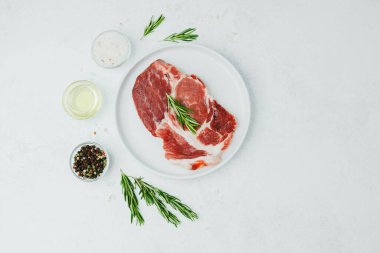 Biberiye ve biberli pişmemiş domuz bifteği.