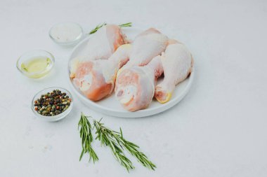 Tavuk budu ve biberli beyaz tabak.