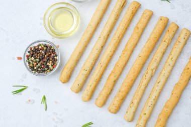 Beyaz arka planda bitki ve baharatlı ekmek çubukları