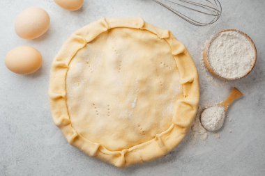 Pasta hamuru hazırlama unlu ve yumurtalı minimum pişirme ayarlı.