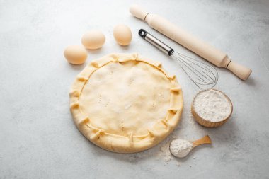 Pasta hamuru hazırlama unlu ve yumurtalı minimum pişirme ayarlı.