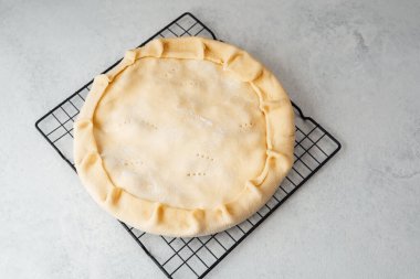 Pişirmeden önce soğutma rafında ev yapımı turta kabuğu