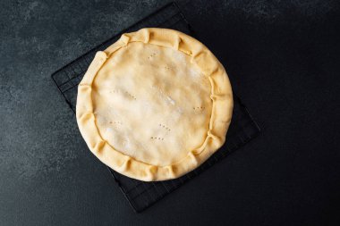 Mutfakta pişirmeden önce soğutma rafında ev yapımı turta kabuğu.